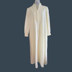 VTG Vanity Fair Robe Womens M Cream Lace Insert Housecoat Pockets‎ USA 70s 80s